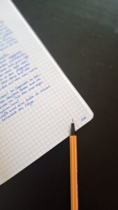 Eine Heft an dessen unterem Rand die 100 steht / Bindung zu Projekten